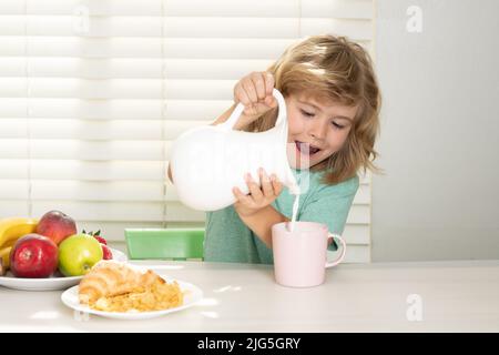 Bambino bot mangiare pasto. Nutrizione sana per i bambini. I bambini potranno gustare la colazione o la cena con l'appetito. Ragazzo piccolo Fuuny che versa le mucche intere Foto Stock