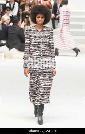 Parigi, Frankreich. 05th luglio 2022. CHANEL Haute Couture AW22-23 pista durante Haute Couture Autunno-Inverno 2022/23 il 2022 luglio - Parigi, Francia. 05/07/2022 Credit: dpa/Alamy Live News Foto Stock