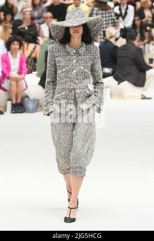 Parigi, Frankreich. 05th luglio 2022. CHANEL Haute Couture AW22-23 pista durante Haute Couture Autunno-Inverno 2022/23 il 2022 luglio - Parigi, Francia. 05/07/2022 Credit: dpa/Alamy Live News Foto Stock