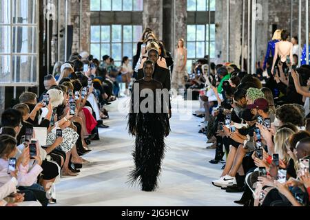 ALEXANDRE VAUTHIER Haute Couture AW22-23 pista durante Haute Couture Autunno-Inverno 2022/23 il 2022 luglio - Parigi, Francia. 05/07/2022 Foto Stock