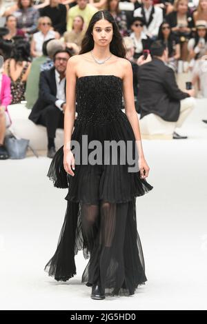 CHANEL Haute Couture AW22-23 pista durante Haute Couture Autunno-Inverno 2022/23 il 2022 luglio - Parigi, Francia. 05/07/2022 Foto Stock