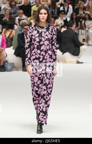 Parigi, Frankreich. 05th luglio 2022. CHANEL Haute Couture AW22-23 pista durante Haute Couture Autunno-Inverno 2022/23 il 2022 luglio - Parigi, Francia. 05/07/2022 Credit: dpa/Alamy Live News Foto Stock