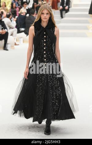 Parigi, Frankreich. 05th luglio 2022. CHANEL Haute Couture AW22-23 pista durante Haute Couture Autunno-Inverno 2022/23 il 2022 luglio - Parigi, Francia. 05/07/2022 Credit: dpa/Alamy Live News Foto Stock