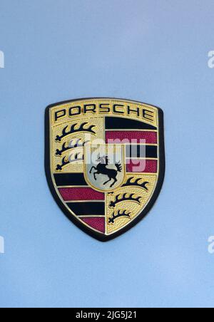 Uno stemma o stemma vintage del cofano Porsche Stuttgart su una Porsche in mostra ad una mostra di auto a Santa Fe, New Mexico. Foto Stock