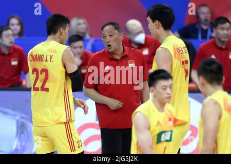 Gdansk, FIVB Volleyball Nations League Men's Pool 6 partita tra Polonia e Cina a Gdansk. 7th luglio 2022. WU Sheng(C), allenatore principale della Cina, parla con i giocatori durante la partita FIVB Volleyball Nations League Men's Pool 6 tra Polonia e Cina a Gdansk, Polonia, il 7 luglio 2022. Credit: Piotr Matusewicz/Xinhua/Alamy Live News Foto Stock