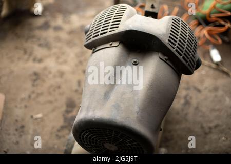 Generatore di elettricità su gasolio. Dispositivo in garage. Dispositivo tecnico per l'alimentazione di corrente. Foto Stock