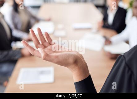 La sua scelta. Sparato di un inriconoscibile businessperson che parla durante una riunione al lavoro. Foto Stock