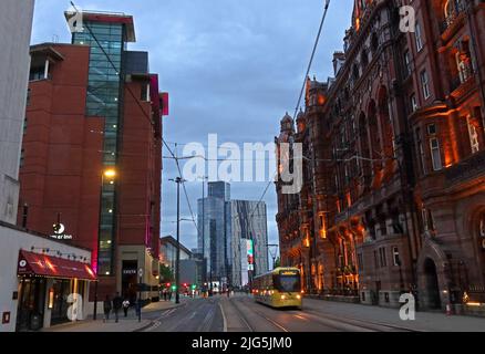 Lower Mosley Street al crepuscolo, guardando verso sud, tram Metrolink, tram vicino al Midland Hotel, Manchester, Inghilterra, Regno Unito, M60 2DS Foto Stock