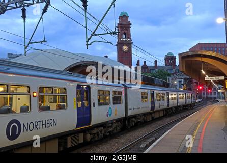 Treno Northern Railway EMU, alla stazione ferroviaria di Oxford Road, Manchester, Station Approach, Oxford Rd, Manchester, INGHILTERRA, REGNO UNITO, M1 6FU Foto Stock