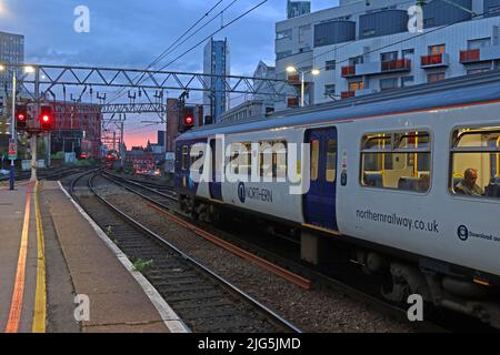 Treno Northern Railway EMU, alla stazione ferroviaria di Oxford Road, Manchester, Station Approach, Oxford Rd, Manchester, INGHILTERRA, REGNO UNITO, M1 6FU Foto Stock
