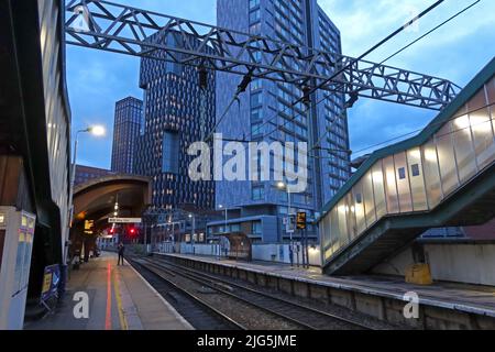 Unisci la sistemazione degli studenti, dalla stazione Manchester Oxford Road al crepuscolo, Manchester, Inghilterra, Regno Unito, M1 6FU Foto Stock