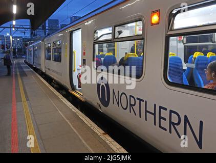 Treno Northern Railway EMU, alla stazione ferroviaria di Oxford Road, Manchester, Station Approach, Oxford Rd, Manchester, INGHILTERRA, REGNO UNITO, M1 6FU Foto Stock