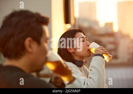 Persone giapponesi che bevono un drink all'aperto Foto Stock