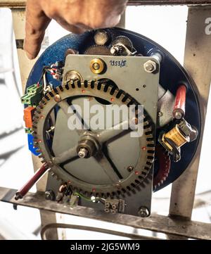 Darmstadt, Germania. 06th luglio 2022. Alexander Albrecht spiega la tecnologia del movimento del grande orologio della stazione sotto il tetto della stazione principale di Darmstadt. Il nativo di Francoforte, di 61 anni, sta assemblando, riparando e restaurando grandi orologi di tutti i tipi dal 1989. (A dpa-Korr 'Orologi giganti ad alture elevate - esperto ben viaggiato da Hesse') Credit: Frank Rumpenhorst/dpa/Alamy Live News Foto Stock