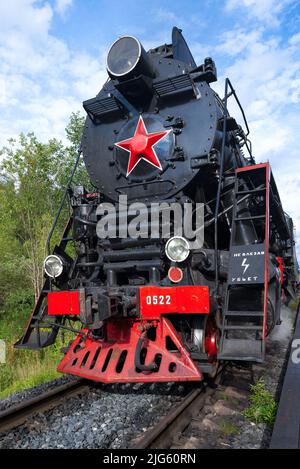 La parte anteriore della vecchia locomotiva a vapore sovietica LV-0522 si avvicina in una giornata estiva soleggiata. Ruskeala, Karelia Foto Stock