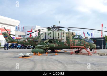REGIONE DI MOSCA, RUSSIA - 25 AGOSTO 2020: Elicottero russo di mi-35P Phoenix. Vista laterale. Mostra del forum tecnico-militare internazionale Foto Stock