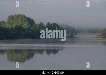 Nebbia mattina di giugno a Ladoga Skerries. Lago Ladoga. Karelia, Federazione russa Foto Stock