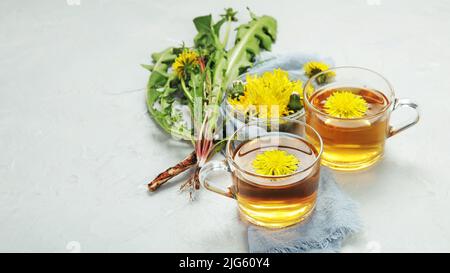 Delizioso tè sano fatto di fiori di dente di leone. Fragranti erbe fresche. Spazio copia Foto Stock