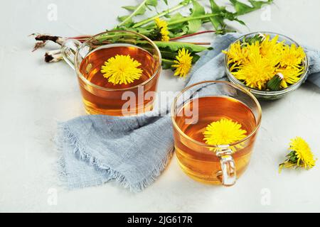 Delizioso tè sano fatto di fiori di dente di leone. Fragranti erbe fresche. Foto Stock