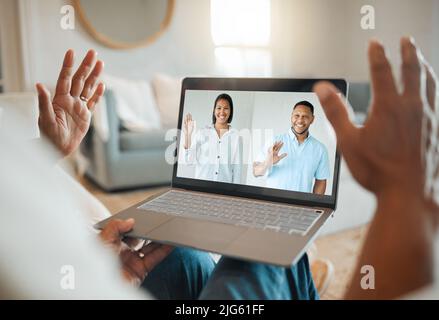 L'ID chiamante è stato inventato per lo screening familiare. Scatto di un uomo irriconoscibile durante una videochiamata a casa. Foto Stock