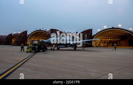 Gli airmen assegnati al 25th Fighter Generation Squadron trasportano un A-10C Thunderbolt II ad un hangar alla base aerea di Osan, Repubblica di Corea, 5 luglio 2022. Più 25th FS A-10s sono ritornati dalla base dell'aeronautica di Eielson, Alaska, dopo aver partecipato alla bandiera rossa Alaska 22-2. RF-A è progettato per fornire un addestramento realistico essenziale per il successo delle operazioni spaziali e aeree in un ambiente di combattimento simulato. (STATI UNITI Air Force foto di Senior Airman Dwane R. Young) Foto Stock