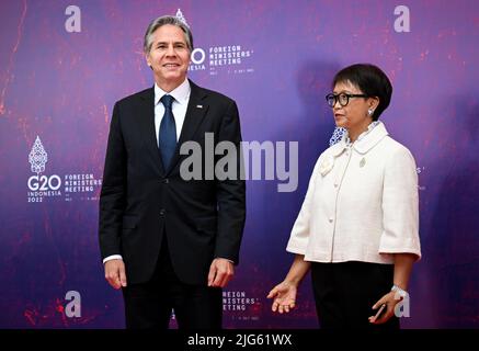 Nusa Dua, Indonesia. 08th luglio 2022. Antony Blinken, Segretario di Stato degli Stati Uniti, arriva al Vertice dei Ministri degli Esteri G20 in Indonesia e sarà ricevuto da Retno Marsudi, Ministro degli Esteri della Repubblica di Indonesia. I temi della riunione includono il rafforzamento del multilateralismo, la sicurezza alimentare ed energetica e la crisi climatica. Credit: Britta Pedersen/dpa/Alamy Live News Foto Stock