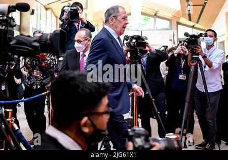 Nusa Dua, Indonesia. 08th luglio 2022. Il ministro degli Esteri russo Sergey Lavrov arriva al Vertice dei Ministri degli Esteri G20 in Indonesia. I temi della riunione includono il rafforzamento del multilateralismo, la sicurezza alimentare ed energetica e la crisi climatica. Credit: Britta Pedersen/dpa/Alamy Live News Foto Stock