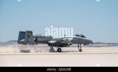 Un A-10 Thunderbolt II, assegnato alla 355th Wing, della base dell'aeronautica di Davis-Monthan, Arizona, decade da Rogers Dry Lake durante un'esercitazione Agile Combat Employment sulla base dell'aeronautica di Edwards, California, giugno 27. Nel corso di formazione sono stati presentati Airmen dello Squadrone per la risposta di emergenza 821st, della base dell'aeronautica di Travis, California, e dello Squadrone per il supporto operativo 412th con sede a Edwards AFB. (Foto Air Force di Giancarlo Casem) Foto Stock