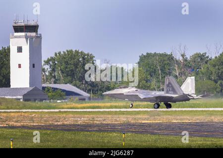 F-22 Raptor Demonstration Team arriva alla base della Guardia Nazionale aerea Selfridge, Michigan, il 7 luglio 2022. Il team Demo ha sede presso la base dell'aeronautica di Langley, Virginia. Il Raptor fa parte della squadra dimostrativa Air Combat Command F-22 ed esegue manovre aeree di precisione per dimostrare le sue capacità uniche. Il team si trova a Selfridge per sostenere la mostra open house e air show della base, dal 9 al 10 luglio. (STATI UNITI Air National Guard foto di Terry L. Atwell) Foto Stock