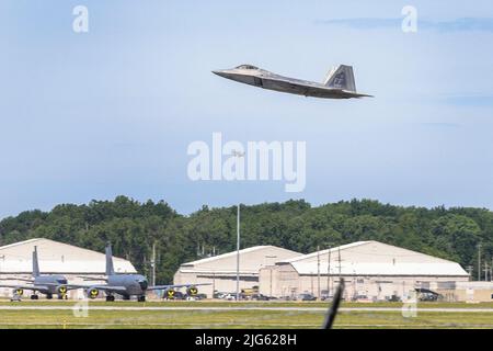 F-22 Raptor Demonstration Team arriva alla base della Guardia Nazionale aerea Selfridge, Michigan, il 7 luglio 2022. Il team Demo ha sede presso la base dell'aeronautica di Langley, Virginia. Il Raptor fa parte della squadra dimostrativa Air Combat Command F-22 ed esegue manovre aeree di precisione per dimostrare le sue capacità uniche. Il team si trova a Selfridge per sostenere la mostra open house e air show della base, dal 9 al 10 luglio. (STATI UNITI Air National Guard foto di Terry L. Atwell) Foto Stock