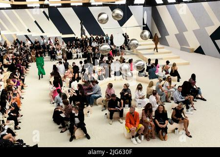 Parigi, Frankreich. 05th luglio 2022. CHANEL Haute Couture AW22-23 pista durante Haute Couture Autunno-Inverno 2022/23 il 2022 luglio - Parigi, Francia. 05/07/2022 Credit: dpa/Alamy Live News Foto Stock