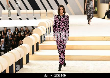 Parigi, Frankreich. 05th luglio 2022. CHANEL Haute Couture AW22-23 pista durante Haute Couture Autunno-Inverno 2022/23 il 2022 luglio - Parigi, Francia. 05/07/2022 Credit: dpa/Alamy Live News Foto Stock