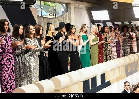 CHANEL Haute Couture AW22-23 pista durante Haute Couture Autunno-Inverno 2022/23 il 2022 luglio - Parigi, Francia. 05/07/2022 Foto Stock