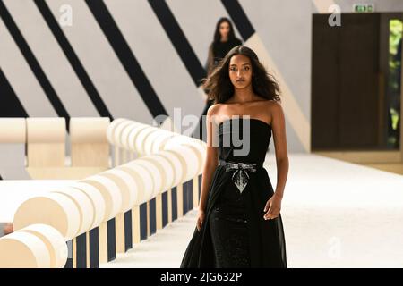 CHANEL Haute Couture AW22-23 pista durante Haute Couture Autunno-Inverno 2022/23 il 2022 luglio - Parigi, Francia. 05/07/2022 Foto Stock