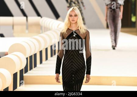 CHANEL Haute Couture AW22-23 pista durante Haute Couture Autunno-Inverno 2022/23 il 2022 luglio - Parigi, Francia. 05/07/2022 Foto Stock