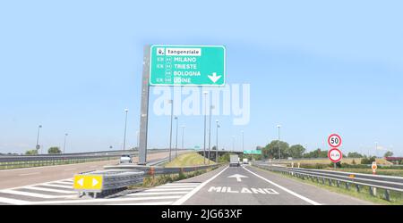 Autostrada italiana con nome di località nel Nord Italia Foto Stock