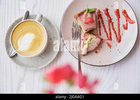 Torta di cashew naturale senza farina, latte e cottura e tazza di cappuccino su tavola di legno all'aperto nella terrazza caffè. Pausa caffè. Vista dall'alto del cibo Foto Stock