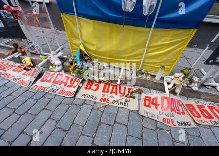 Tallinn, Estonia. Luglio 2022. Cartelli di protesta contro l'invasione russa dell'Ucraina di fronte all'ambasciata russa a Tallinn. Foto Stock