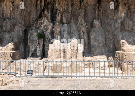 Statue scolpite delle Grotte Longmen (Grotte Longmen). Il complesso è stato iscritto come patrimonio mondiale dell'UNESCO. Foto Stock