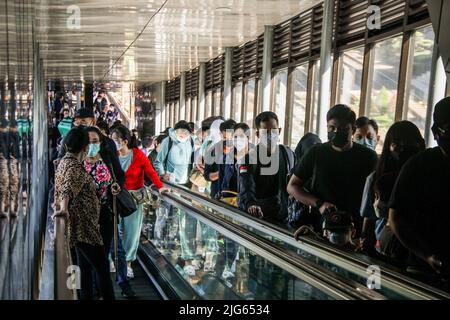 Bandung, Indonesia. 08th luglio 2022. I passeggeri arrivano alla stazione ferroviaria di Bandung. Il governo indonesiano implementerà un vaccino di richiamo per il Covid-19 nelle prossime due settimane come requisito per i viaggiatori. Credit: SOPA Images Limited/Alamy Live News Foto Stock