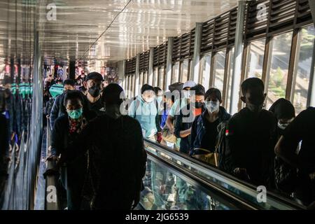 Bandung, Indonesia. 08th luglio 2022. I passeggeri arrivano alla stazione ferroviaria di Bandung. Il governo indonesiano implementerà un vaccino di richiamo per il Covid-19 nelle prossime due settimane come requisito per i viaggiatori. Credit: SOPA Images Limited/Alamy Live News Foto Stock