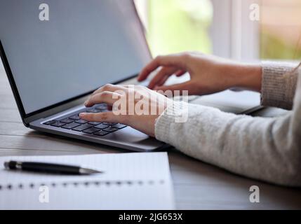 Ive ha finalmente trovato qualche ispirazione. Scatto di un uomo d'affari irriconoscibile che usa un laptop mentre lavora da casa. Foto Stock