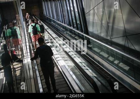 Bandung, Indonesia. 08th luglio 2022. I passeggeri che indossano maschere facciali camminano verso il treno alla stazione ferroviaria di Bandung. Il governo indonesiano implementerà un vaccino di richiamo per il Covid-19 nelle prossime due settimane come requisito per i viaggiatori. (Foto di Algi Fabbri Sugita/SOPA Images/Sipa USA) Credit: Sipa USA/Alamy Live News Foto Stock