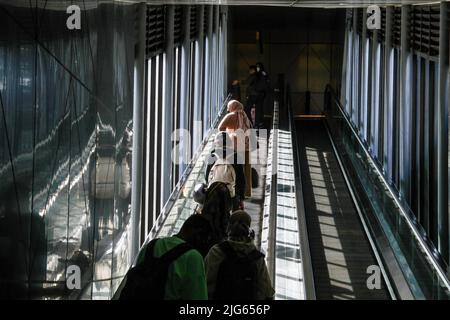 Bandung, Indonesia. 08th luglio 2022. I passeggeri che indossano maschere facciali camminano verso il treno alla stazione ferroviaria di Bandung. Il governo indonesiano implementerà un vaccino di richiamo per il Covid-19 nelle prossime due settimane come requisito per i viaggiatori. (Foto di Algi Fabbri Sugita/SOPA Images/Sipa USA) Credit: Sipa USA/Alamy Live News Foto Stock