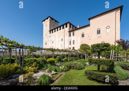 Vista sulla Rocca di Angera, meta turistica popolare sul Lago maggiore, Lombardia, Italia Foto Stock