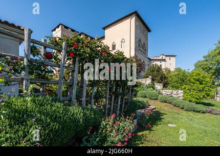 Il castello medievale Rocca di Angera sulle rive del Lago maggiore e il suo bellissimo giardino, Lombardia, Italia Foto Stock