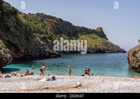 Vista sulla spiaggia di Cala Bianca nel Parco Nazionale del Cilento, una delle spiagge più belle d'Italia. Marina di Camerota, Campania, Italia, Giugno 2022 Foto Stock