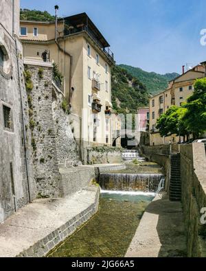 Fiume panoramico con piccola cascata che attraversa la città di Campagna in provincia di Salerno, Campania, Italia Foto Stock