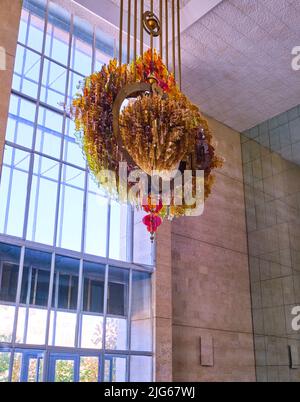 Una gigantesca scultura di medaglione in vetro appeso nella lobby frontale del Physics of the Sun Institute of Physics and Technology. A Parkent, vicino a Tashken Foto Stock