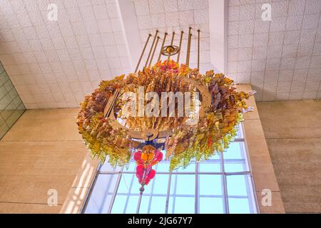 Una gigantesca scultura di medaglione in vetro appeso nella lobby frontale del Physics of the Sun Institute of Physics and Technology. A Parkent, vicino a Tashken Foto Stock